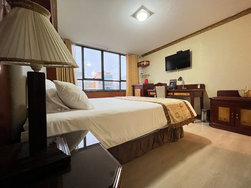 Junior Room | In-room safe, individually furnished, desk, laptop workspace