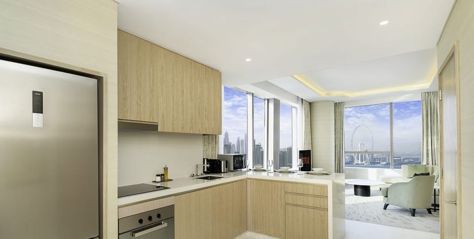 Deluxe Apartment | Private kitchen | Full-size fridge, microwave, oven, stovetop