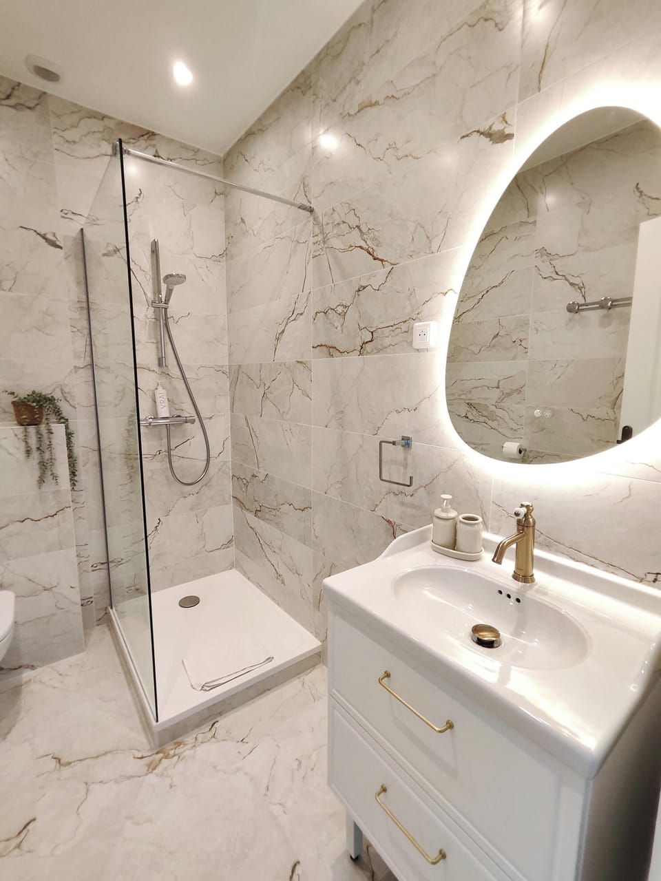 Suite | Bathroom | Hair dryer, towels, soap, shampoo