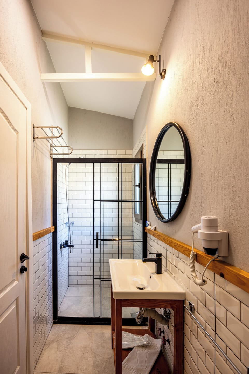 Junior Room, Non Smoking, Partial Sea View | Bathroom | Shower, hair dryer, slippers, towels