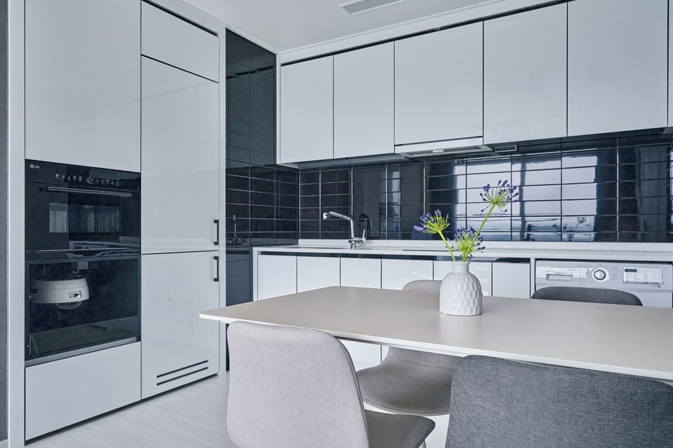 Deluxe Suite Double, Mountain View | Private kitchen | Fridge, microwave, oven, stovetop