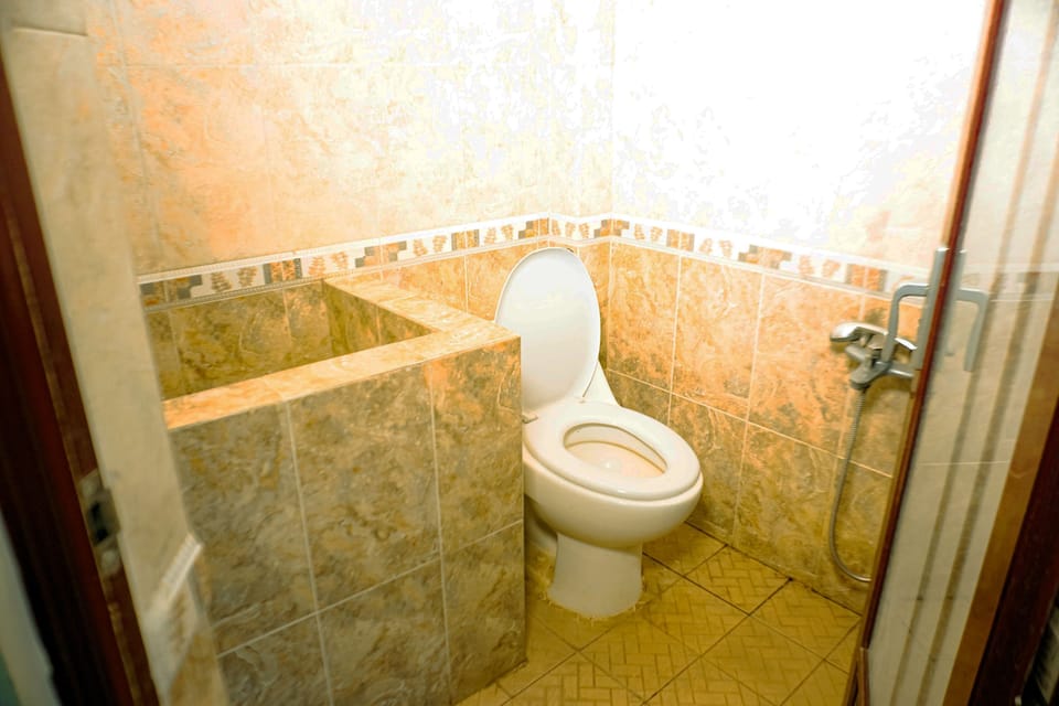 Economy Room | Bathroom | Shower, free toiletries, slippers, towels