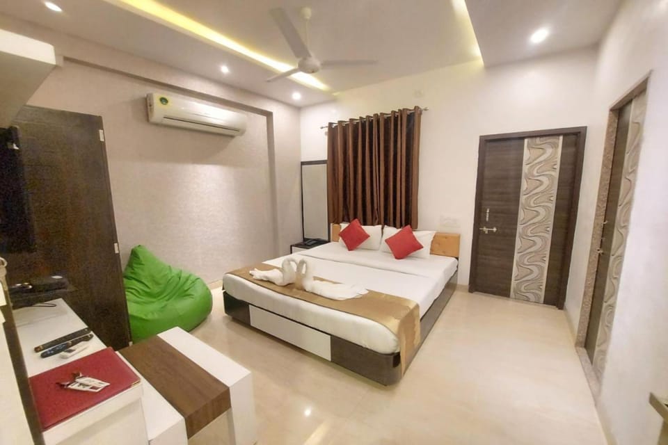 Premium Room | Desk, WiFi (free), bed sheets