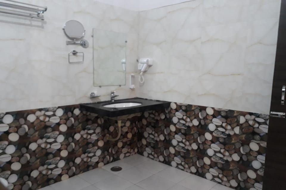 Deluxe Room | Bathroom | Shower, rainfall showerhead, free toiletries, hair dryer