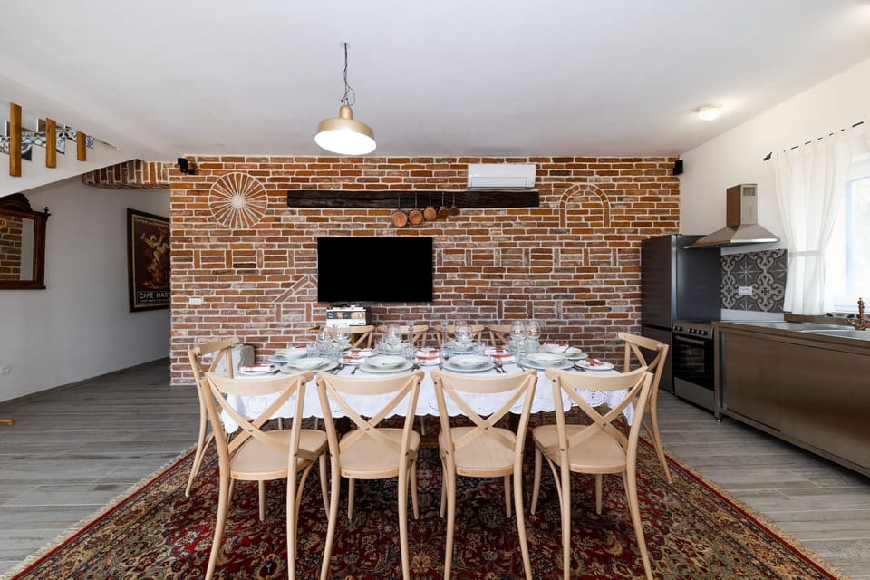 Traditional Villa, 5 Bedrooms, Private Pool, Sea View | In-room dining
