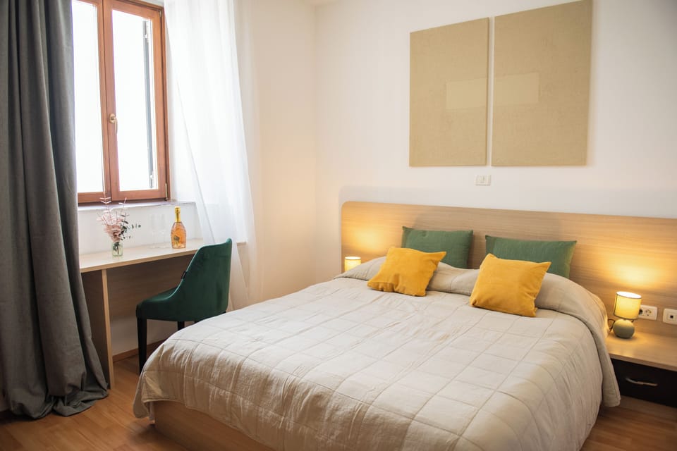 Hypo-allergenic bedding, in-room safe, desk, free WiFi