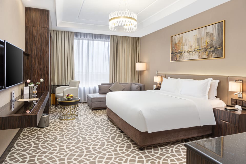 Executive Suite | Down comforters, individually decorated, individually furnished, desk