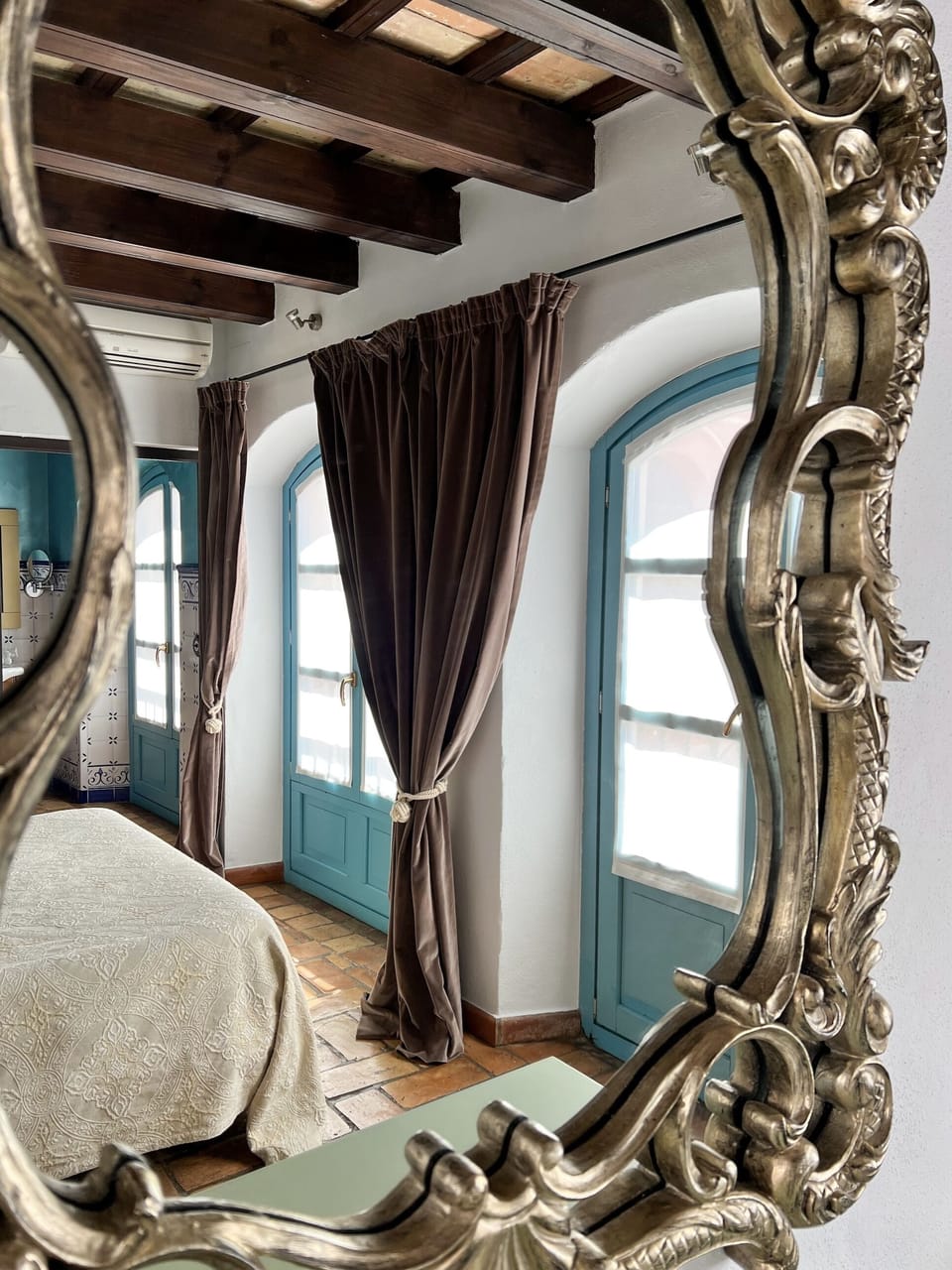 Deluxe Double Room, 1 Queen Bed | Individually decorated, individually furnished, desk, laptop workspace