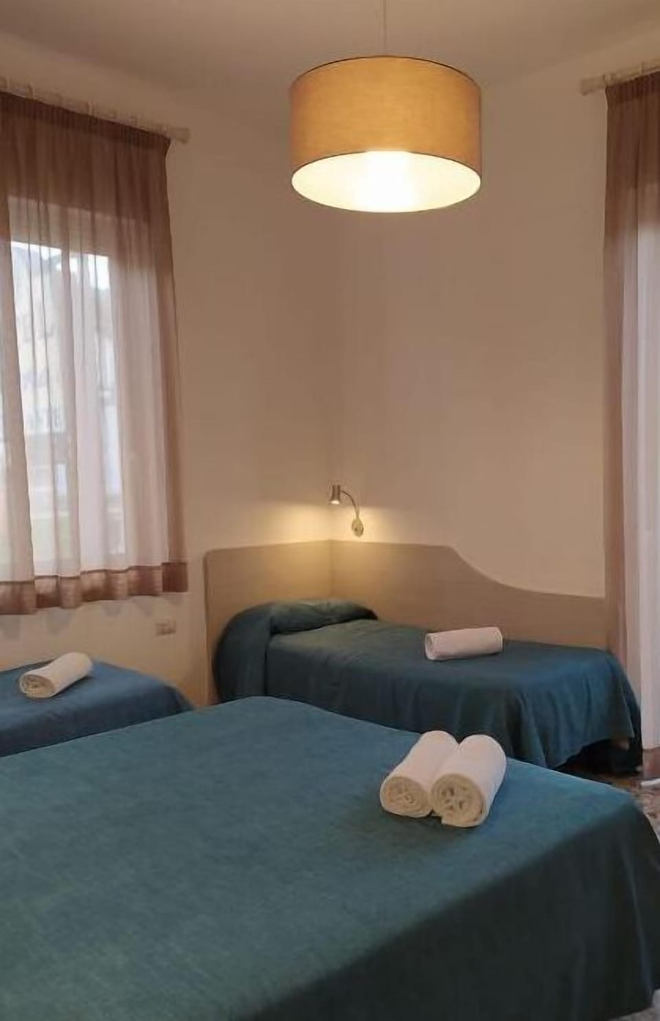 Classic Triple Room | Memory foam beds, desk, WiFi (free), bed sheets