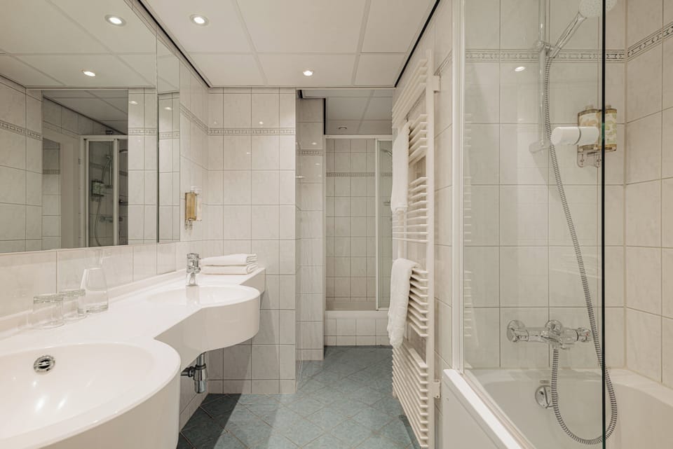 Combined shower/tub, hair dryer, towels