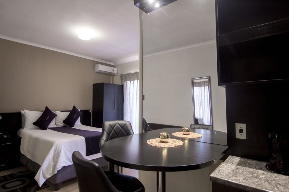 Executive Room | 1 bedroom, in-room safe, desk, laptop workspace
