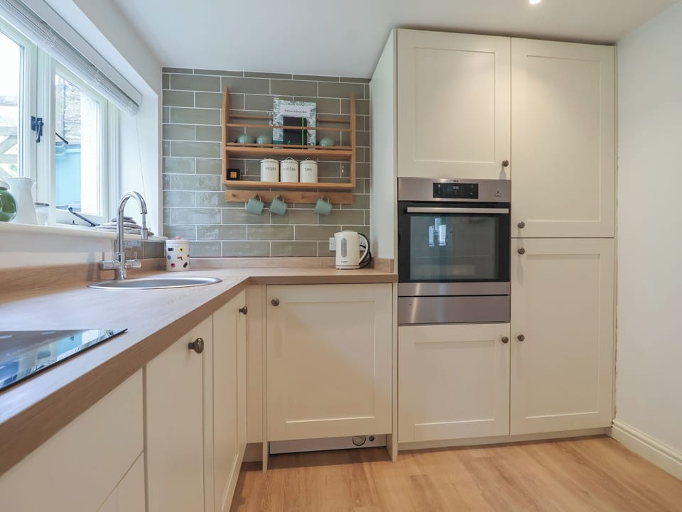 Cottage | Private kitchen | Fridge, microwave, electric kettle, toaster