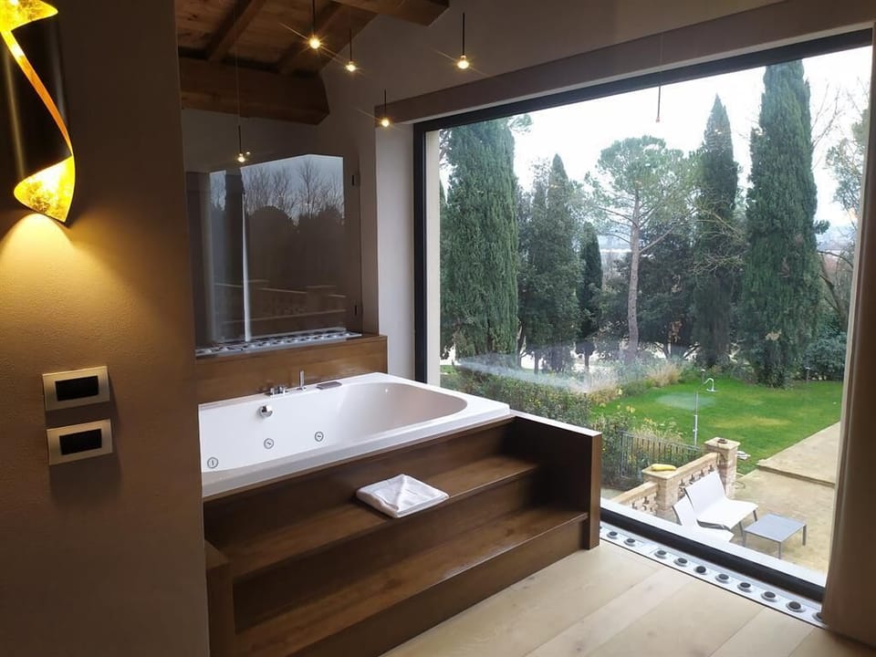 Luxury Suite | Premium bedding, pillowtop beds, minibar, in-room safe