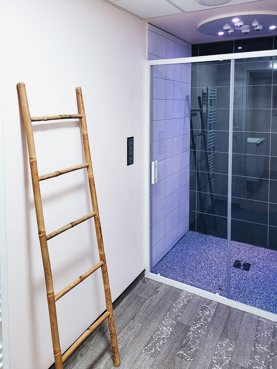 Couples treatment rooms, sauna, hot tub, body treatments, body wraps