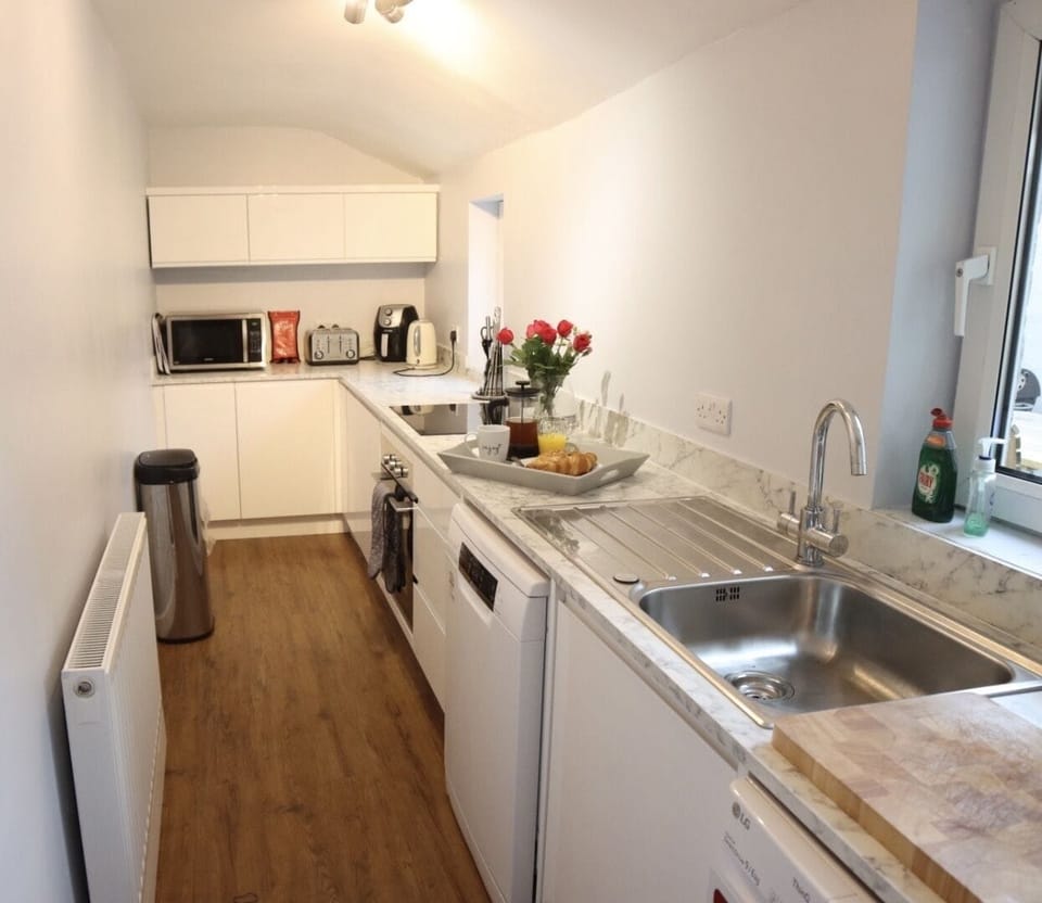 Deluxe Cottage, Private Bathroom | Shared kitchen | Highchair