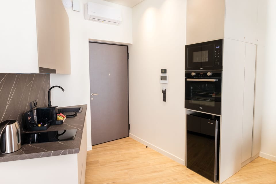 Superior Suite, 1 Bedroom, Kitchen | Private kitchen | Microwave, espresso maker, coffee/tea maker, electric kettle