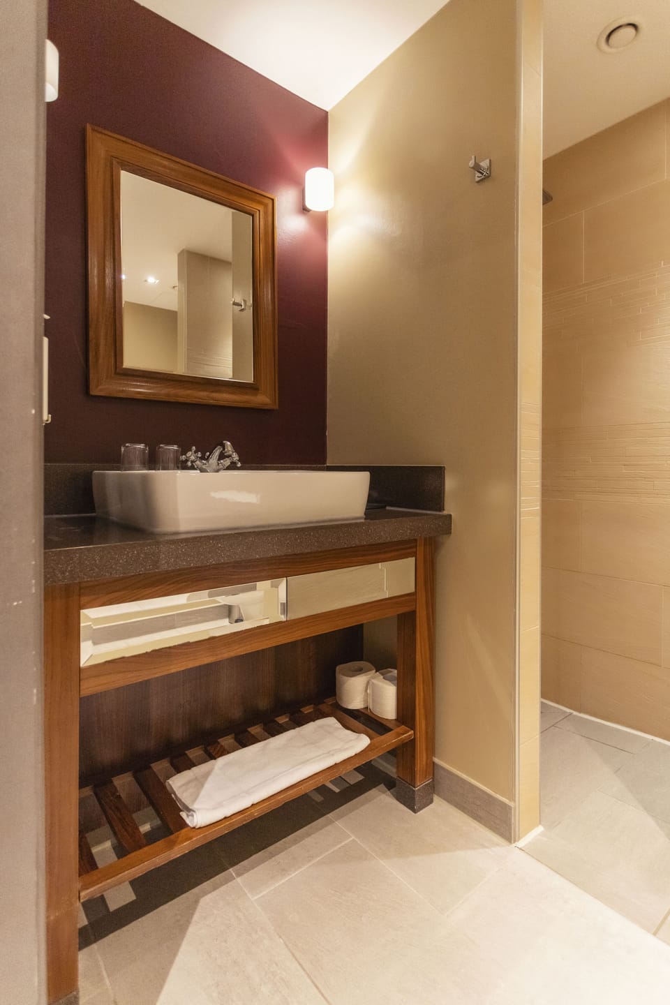 Deluxe Room | Bathroom | Hair dryer, bathrobes, towels
