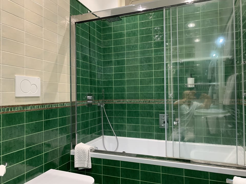 Junior Studio Suite | Bathroom | Bidet, towels, toilet paper