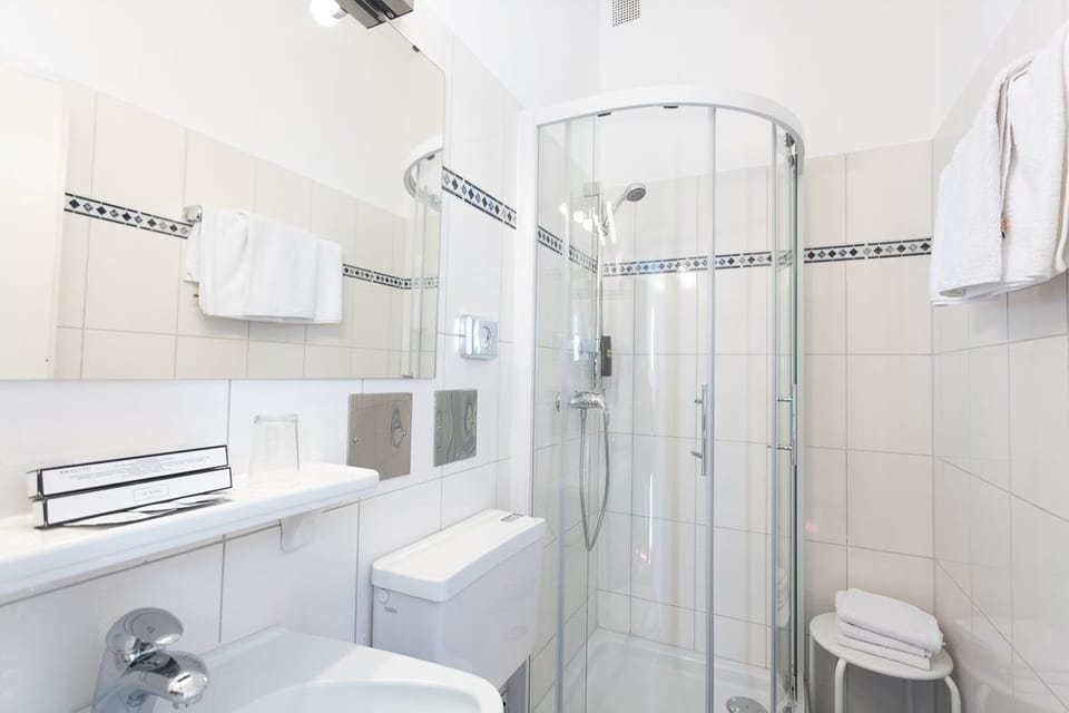 Triple Room | Bathroom | Free toiletries, hair dryer, towels