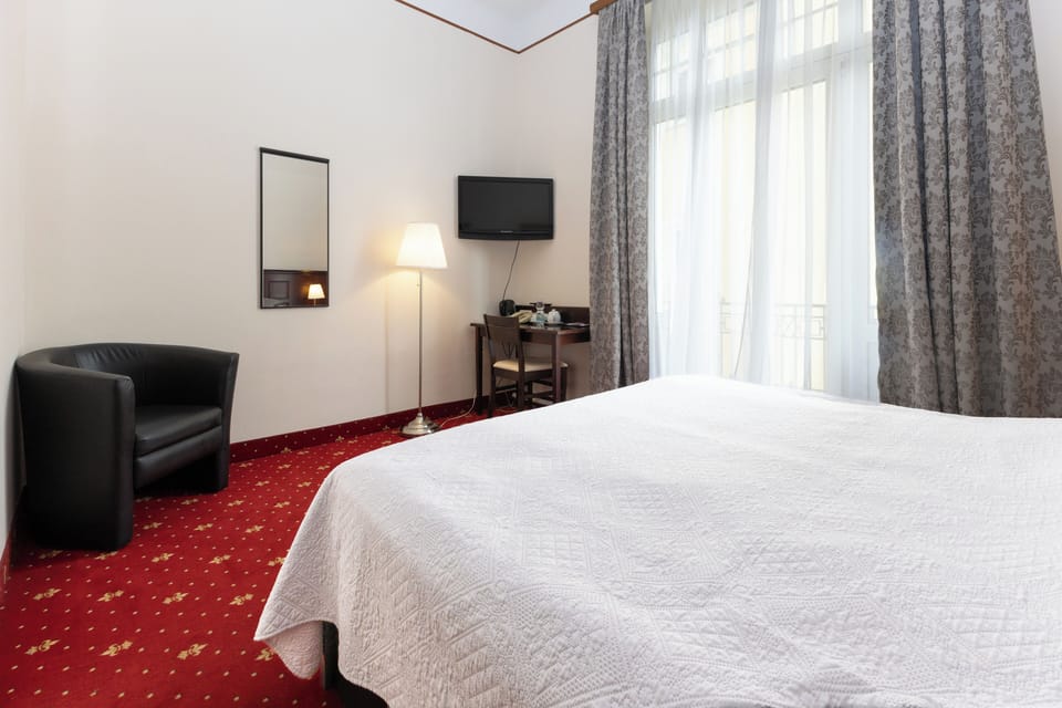 Double Room | Premium bedding, in-room safe, desk, blackout drapes
