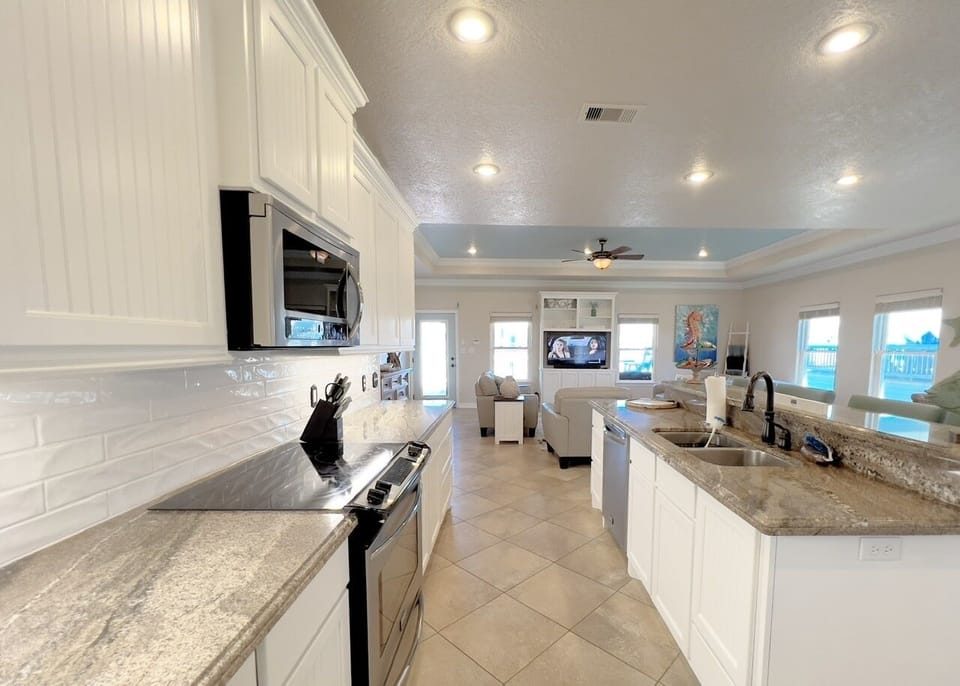 House, 4 Bedrooms | Private kitchen | Coffee/tea maker, fridge, oven, toaster