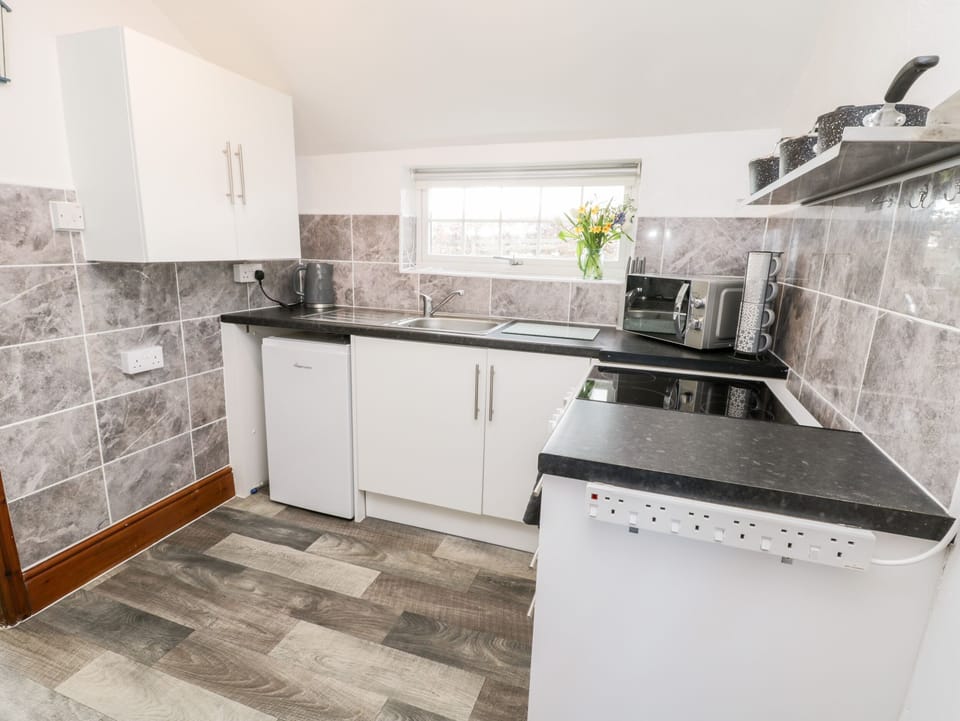 Cottage | Private kitchen | Fridge, microwave, electric kettle, toaster