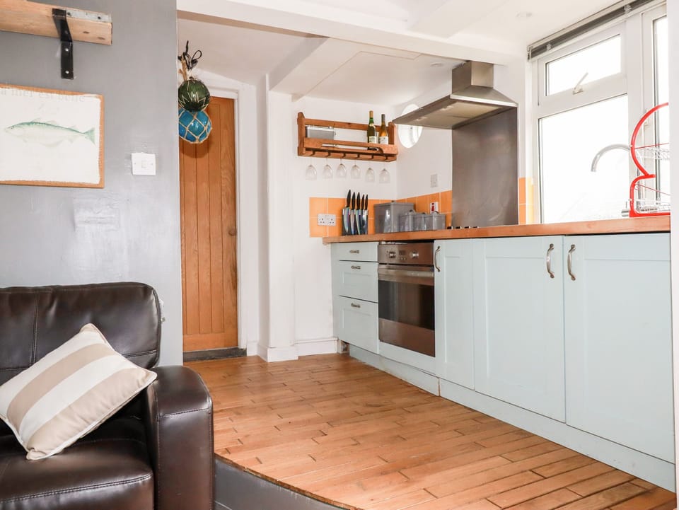 Cottage | Private kitchen | Fridge, electric kettle, toaster, cookware/dishes/utensils