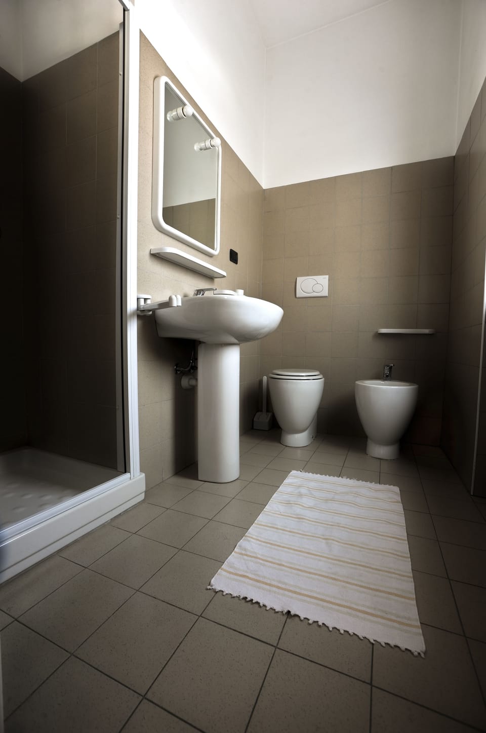 Single Room | Bathroom | Hair dryer, towels