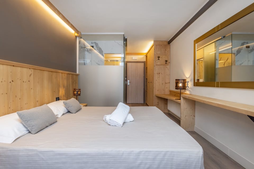 Double or Twin Room | In-room safe, desk, bed sheets
