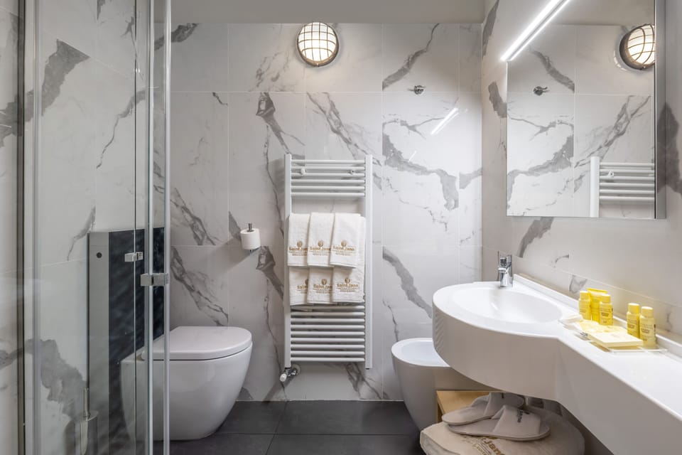 Superior Triple Room | Bathroom | Shower, free toiletries, hair dryer, towels