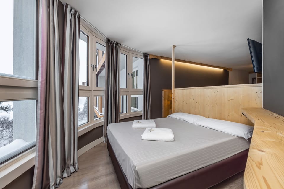Superior Quadruple Room | In-room safe, desk, bed sheets