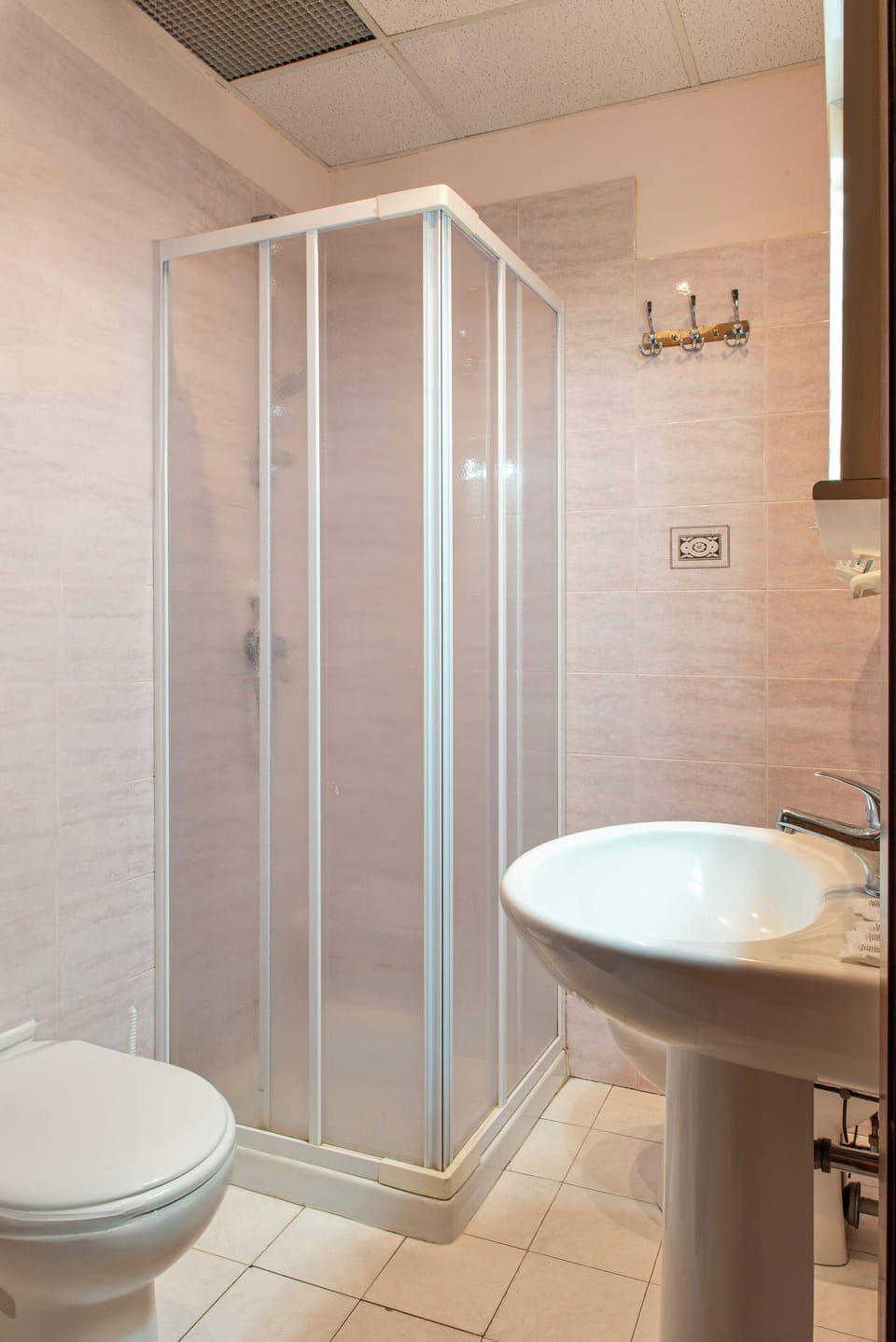 Shower, free toiletries, hair dryer, bidet