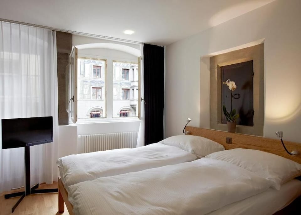 In-room safe, free WiFi, bed sheets
