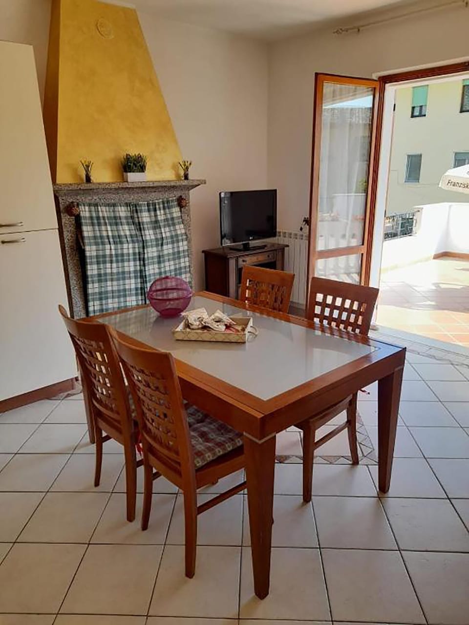 Basic Apartment | Living area | TV