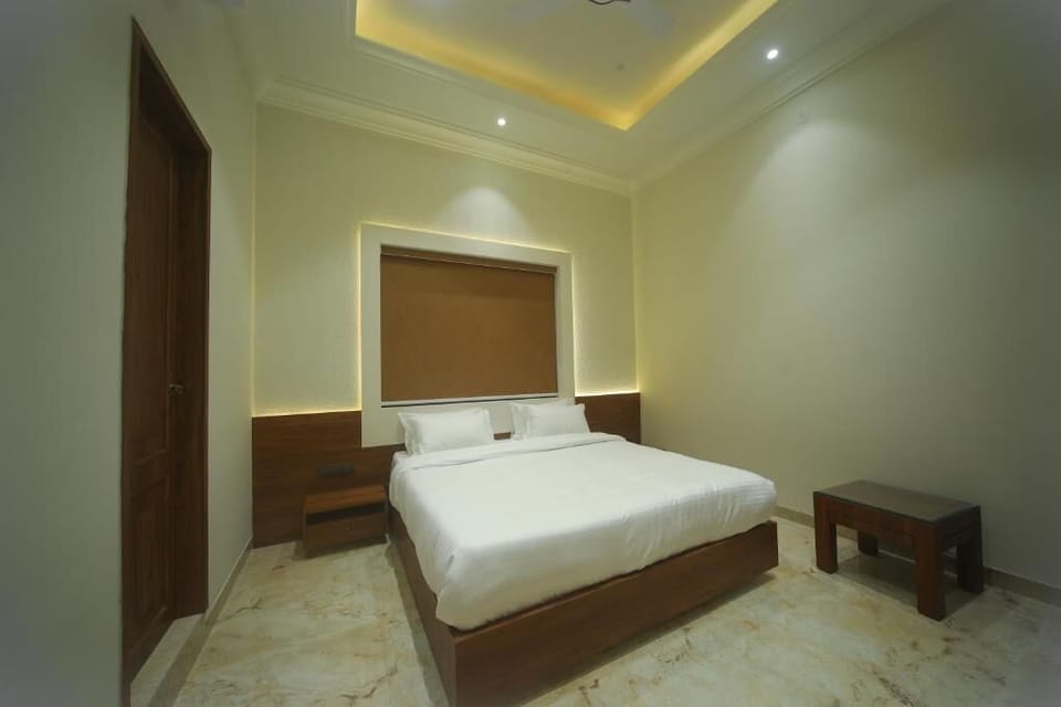 Deluxe Double Room | Iron/ironing board, free WiFi