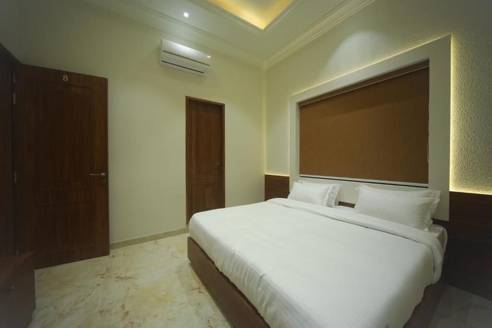 Deluxe Double Room | Iron/ironing board, free WiFi