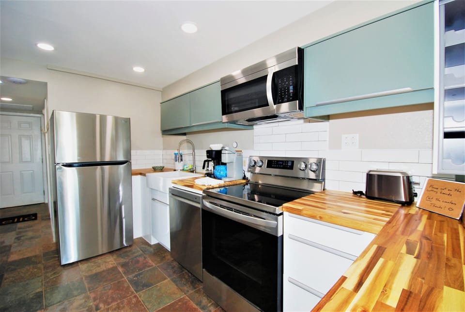Condo, 2 Bedrooms | Private kitchen | Fridge, oven, coffee/tea maker, toaster