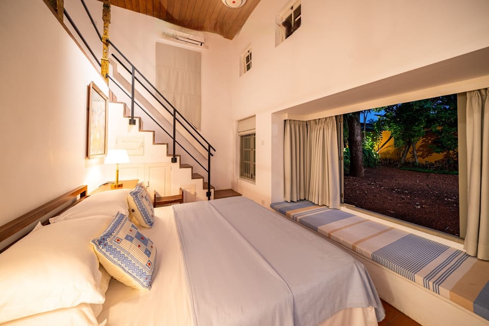 Deluxe Suite | Desk, laptop workspace, iron/ironing board, bed sheets