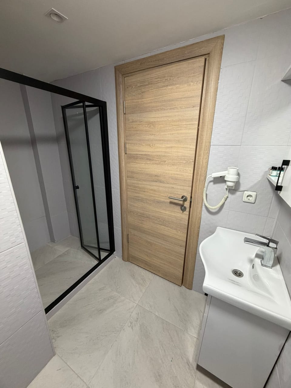 Basic Double or Twin Room | Desk, laptop workspace, blackout drapes, soundproofing