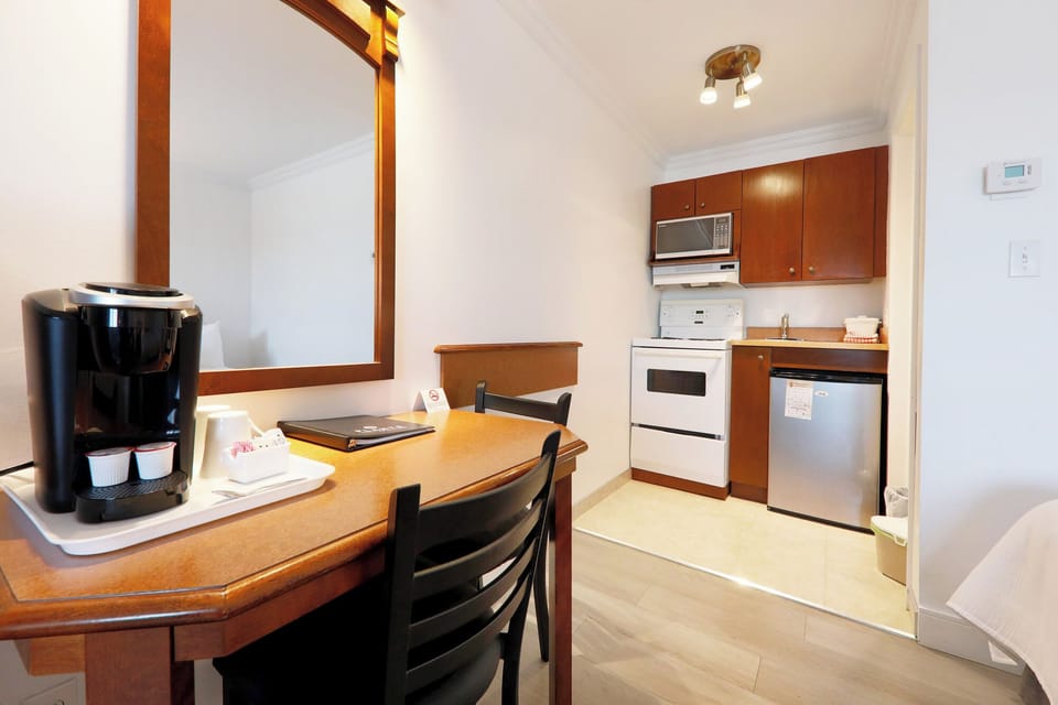Deluxe Room with Kitchenette, 1 Queen Bed with Sofabed | Private kitchen | Fridge, coffee/tea maker