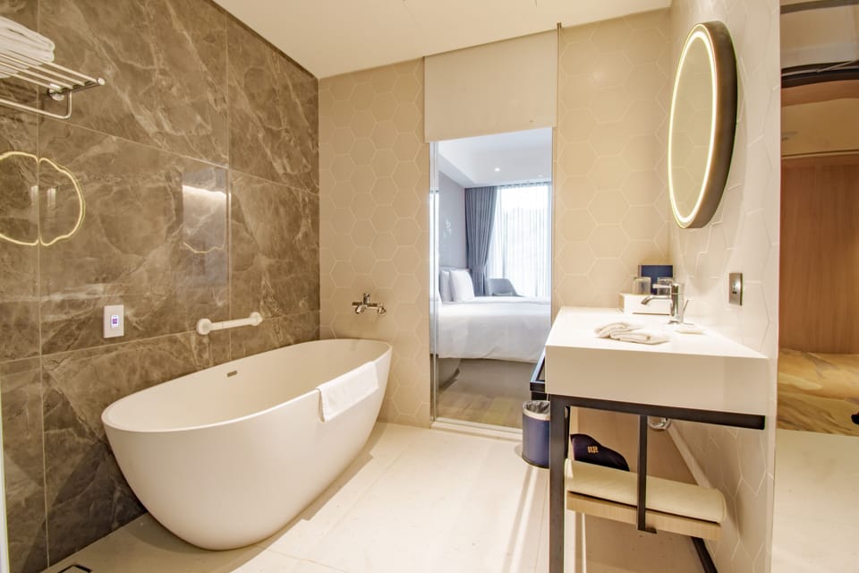Separate tub and shower, deep soaking tub, rainfall showerhead