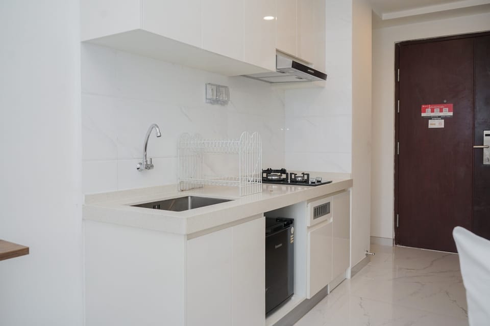 Room | Private kitchen | Fridge, stovetop, cookware/dishes/utensils