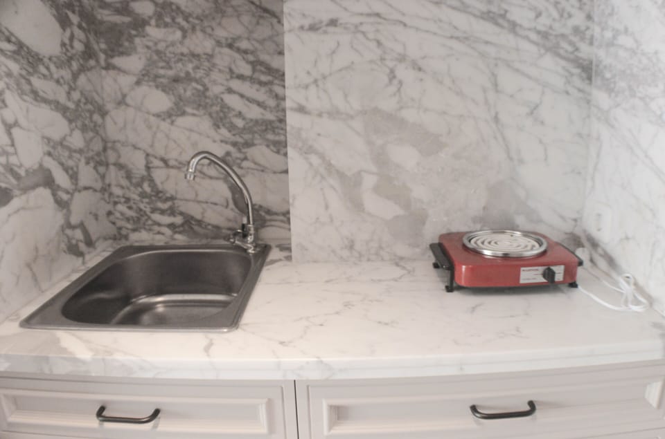 Room | Private kitchen | Fridge, microwave, stovetop, cookware/dishes/utensils