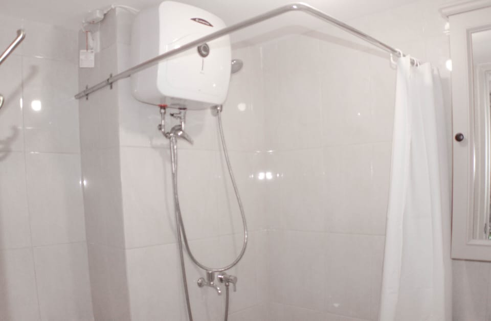 Room | Bathroom | Shower, free toiletries, towels, shampoo