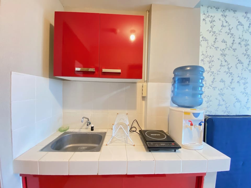 Room | Private kitchen | Fridge, stovetop, cookware/dishes/utensils