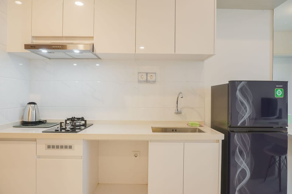 Room | Private kitchen | Fridge, stovetop, cookware/dishes/utensils, dining tables