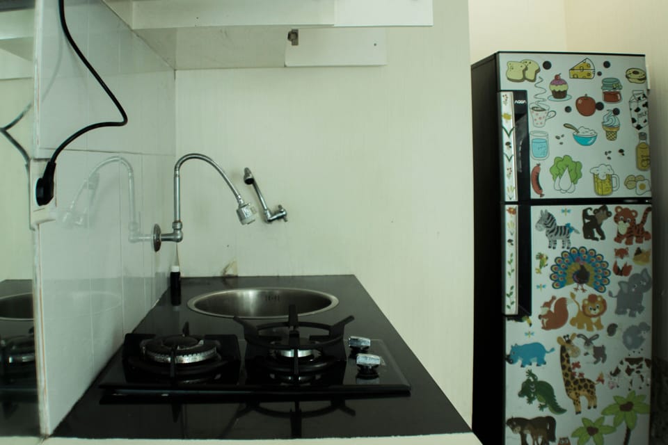 Room | Private kitchen | Fridge, stovetop, cookware/dishes/utensils, dining tables