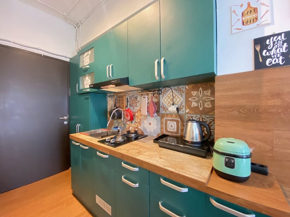 Room | Private kitchen | Fridge, stovetop, cookware/dishes/utensils