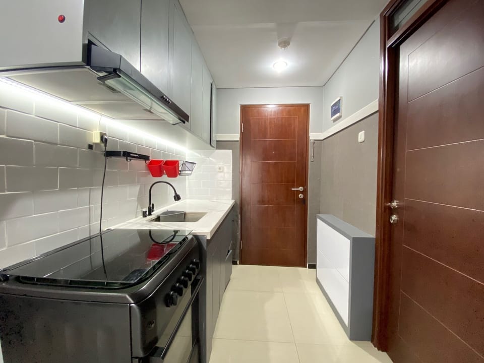 Room | Private kitchen | Fridge, stovetop, cookware/dishes/utensils, dining tables