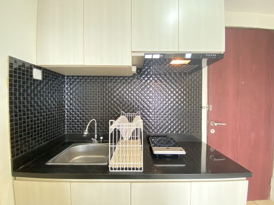 Room | Private kitchen | Fridge, stovetop, cookware/dishes/utensils, dining tables